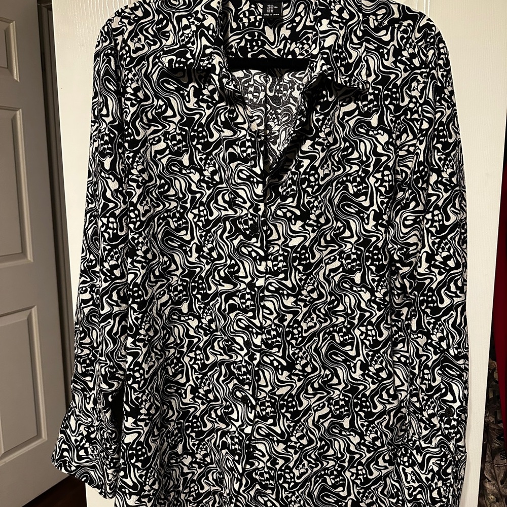 Jones New York Abstract Black and White Button Down Shirt